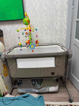 Продам электрическую кроватку люльку в подарок развивающий коврик и модуль