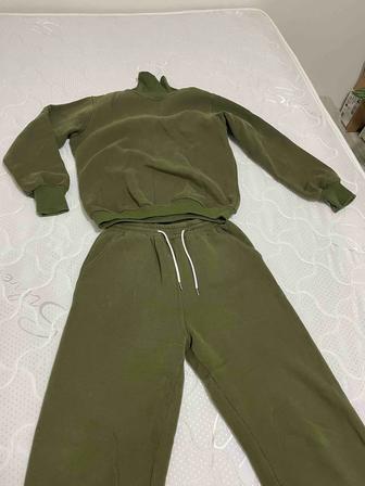 Продам спортивный костюм