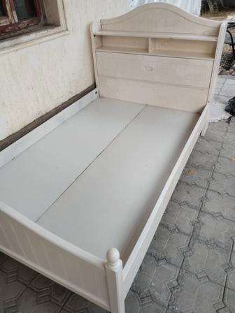 Односпальные кровать без матраса продам