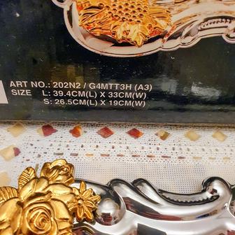 Поднос металлический серебристый с золотистыми ручками новый