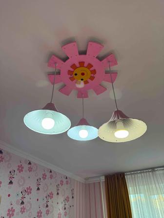 Продам люстру в детскую