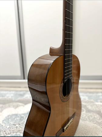 Продаю классическую гитару Yamaha C40