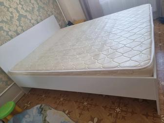 Двухспальная кровать с матрасом 200-160