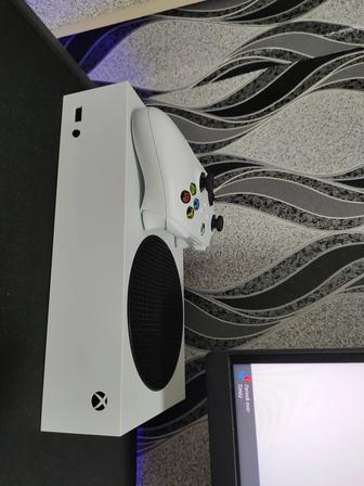 Продам xbox series s новая) сын не играет.