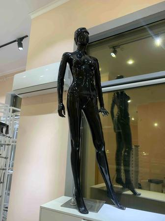 Манекены и стойки для магазина одежды