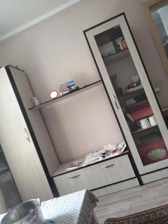 Шкаф горка в гостиной почти новый