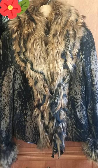 Женская курточка с красивым мехом. Два кармана на кнопках.