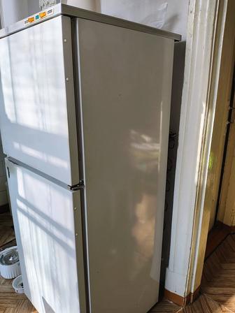 Отдам холодильник (частично рабочий)