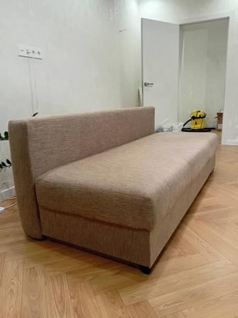 Продаю диван в отличном состояний!