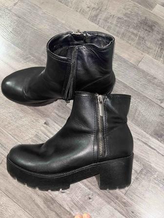 Отдам бесплатно осенние ботинки