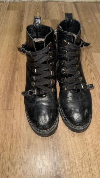 Продам ботинки женские