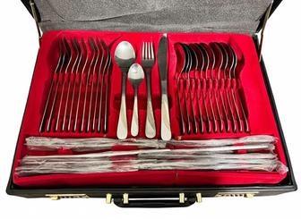 Набор столовых приборов в двухярусном чемодане