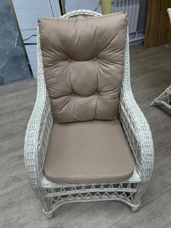 Продаю комплект качественной плетеной мебели 4 удобных стула 1 столешница