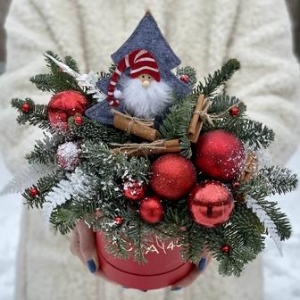 Новогодние композициис еловыми ветками, шишками
