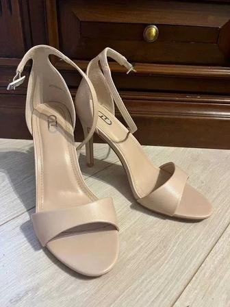 Босоножки женские продам