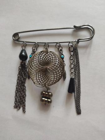 Броши-булавки ручной сборки.