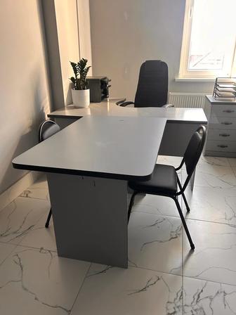 Продается комплект столов с шкафом и тумбой