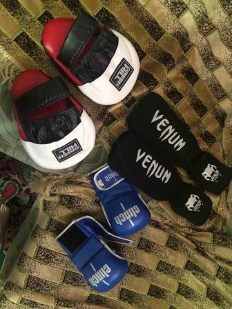 Набор для ММА лапы Green Hill, перчатки Clinch, футы Venom