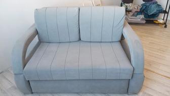 Диван двухместный, раскладной отдам даром, собаку кошка расцарапала