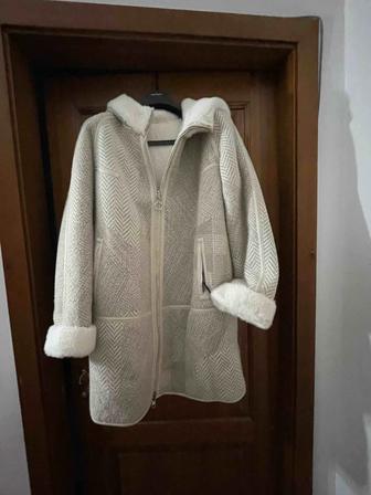 Продам пальто светлое
