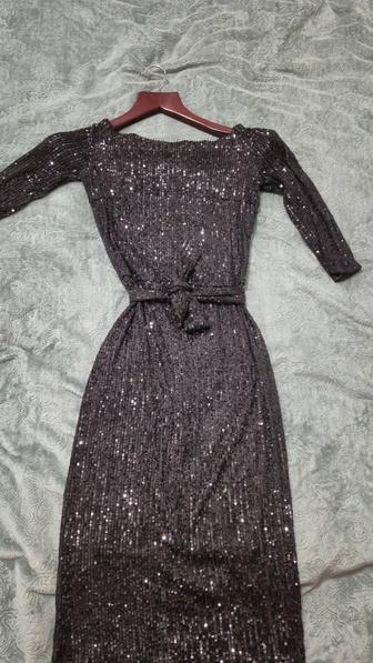 Продам платье черное с пайетками