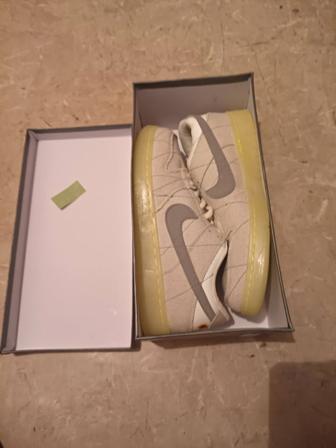 Продаю обсалютно новые кроссовки размер 43 покупал для себя