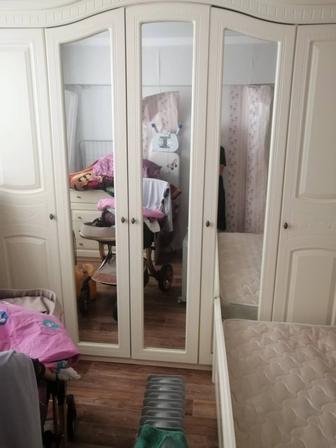 Продаю Спальный гарнитур. Белая лилия!! Шифоньер, комод, тумба, кровать