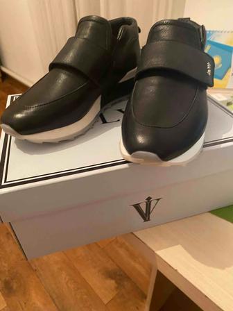 Кроссовки женские