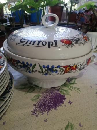 Супница с тарелками.