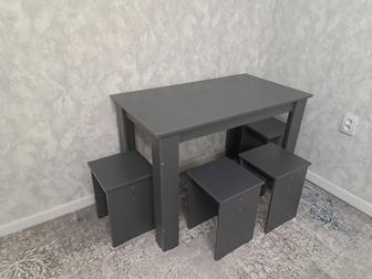 Кухонный стол с табуретками