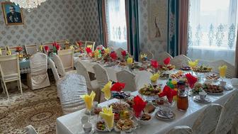 посуда,стол,стулья с чехлами на 50 персон