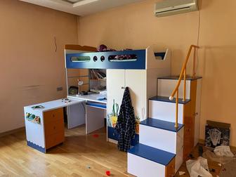 Детская кровать с письменным столом и шкафами