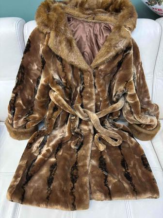 Женская шуба продается