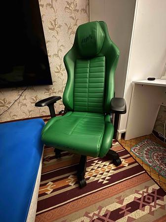 Продам кресло DXracer