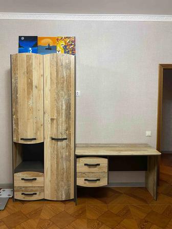Стол, шкаф и кровать.