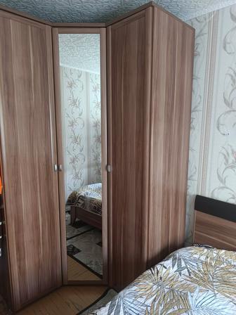 Продам спальный гарнитур (шкаф угловой, тумба прикроватная, кровать)