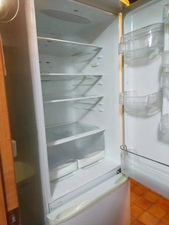 Холодильник ноу фрост самсунг продам