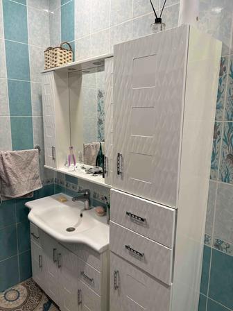 Раковина, зеркало и пенал