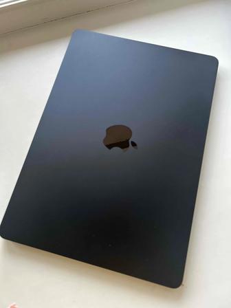 Продам Ноутбук Apple MacBook Air 13 2022 13.6 / 8 Гб / SSD 256 Гб / macOS