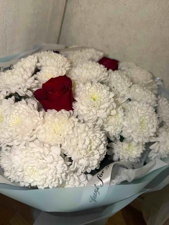 Пышный букет белоснежных цветов