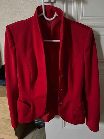 Пиджак женский красного цвета 42 размера