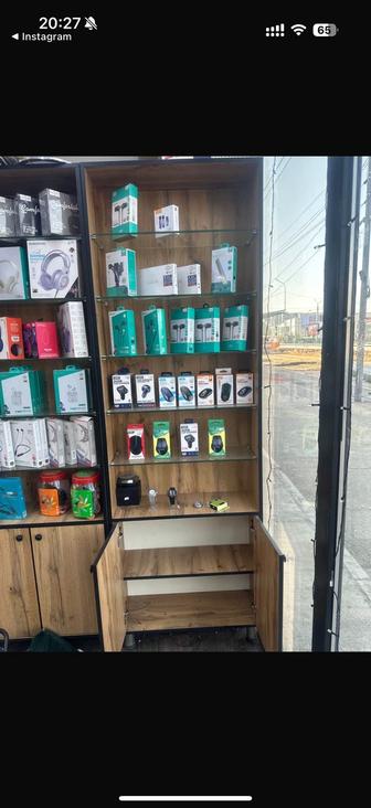 Продам стекляную витрину под аксессуар