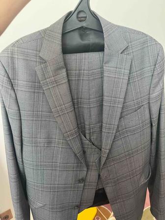 Продам костюмы классика