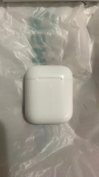 Airpods левое ухо и кейс