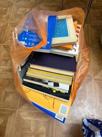 Отдам бесплатно большой пакет книг