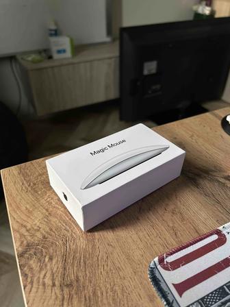 Magic Mouse с usb c-lighting проводом. Есть черный и 2 белых