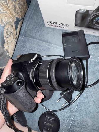 Фотоаппарат Canon EOS250D