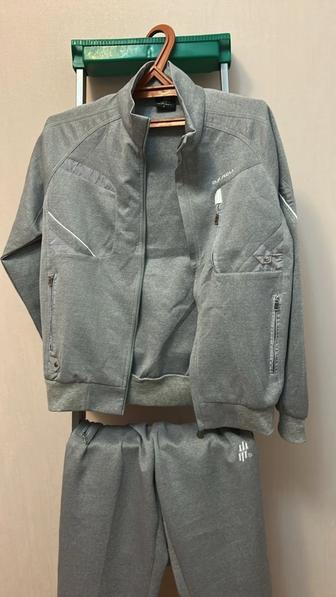 Продам женский спортивный костюм