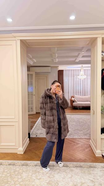 Продам норковую шубу. На фото цвет не передается.