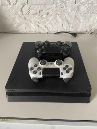 Продам Sony PS4 slim (1 TB) в отличном состоянии, 2 джойстика, 3 игры